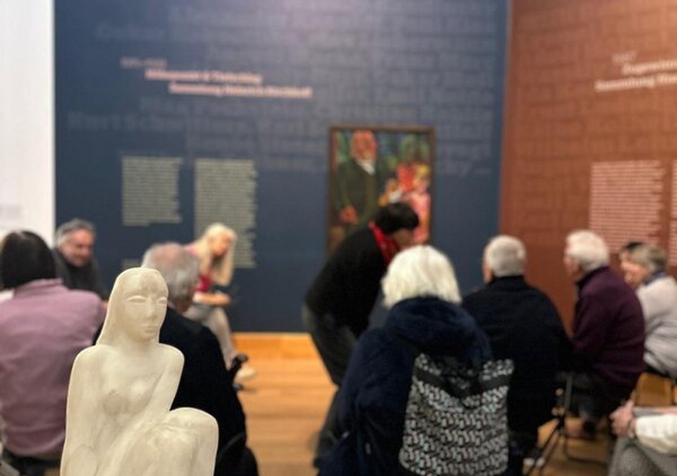 Blickfang im Museum Wiesbaden bringt Menschen mit Demenz und Angehörige zusammen Blickfang im Museum Wiesbaden bringt Menschen mit Demenz und Angehörige zusammen