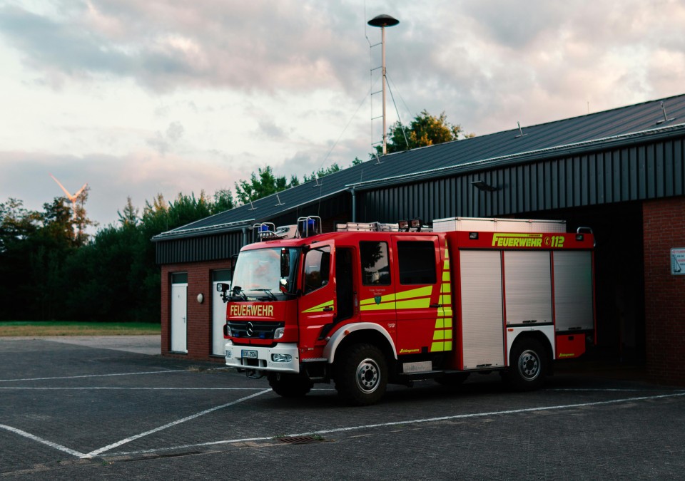 Eltville modernisiert Brandschutz mit neuer Drehleiter, Atemschutzwerkstatt und Defibrillatoren