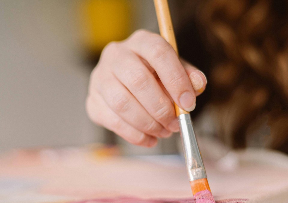 Farbenreich in der Mediathek: Werke von zwölf Künstlerinnen und Künstlern mit Einschränkungen