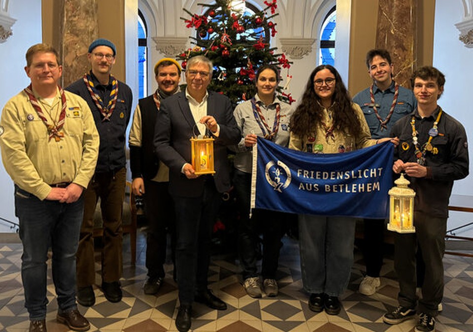 Friedenslicht im Rathaus: Mende empfängt Lichtergabe der Pfadfinder Friedenslicht im Rathaus: Mende empfängt Lichtergabe der Pfadfinder