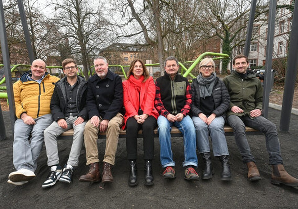 Hollywoodschaukel auf dem Schulberg eröffnet Blick über die Wiesbadener Innenstadt