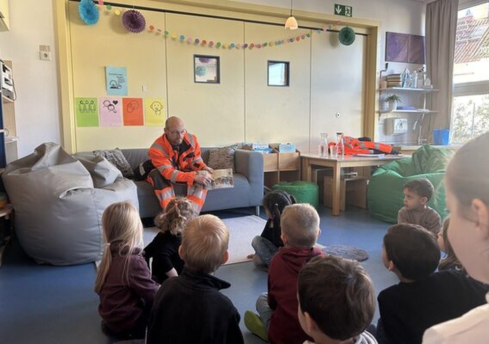 Kehrmaschinenfahrer liest in Kita: ELW nimmt am bundesweiten Vorlesetag teil Kehrmaschinenfahrer liest in Kita: ELW nimmt am bundesweiten Vorlesetag teil