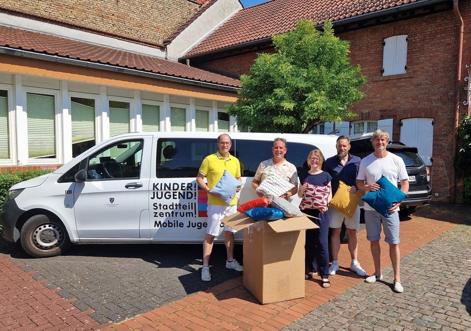 Lions Club spendet rund 30 Kissen an Jugendräume in den östlichen Vororten
