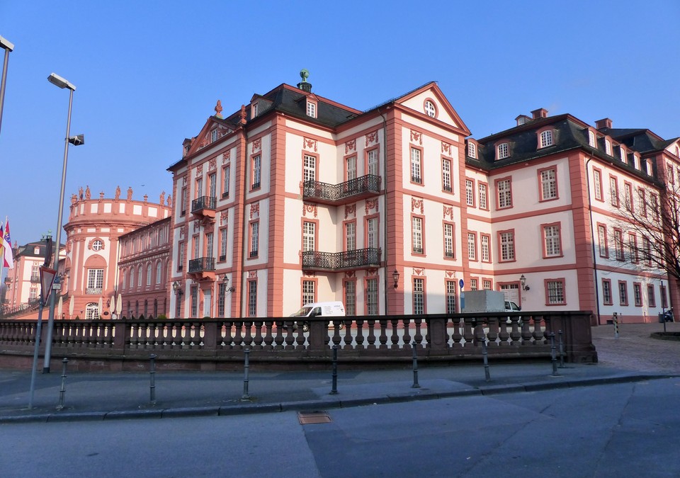 Schloss Biebrich zeigt Mascha Schilinskis „In die Sonne schauen“ erneut