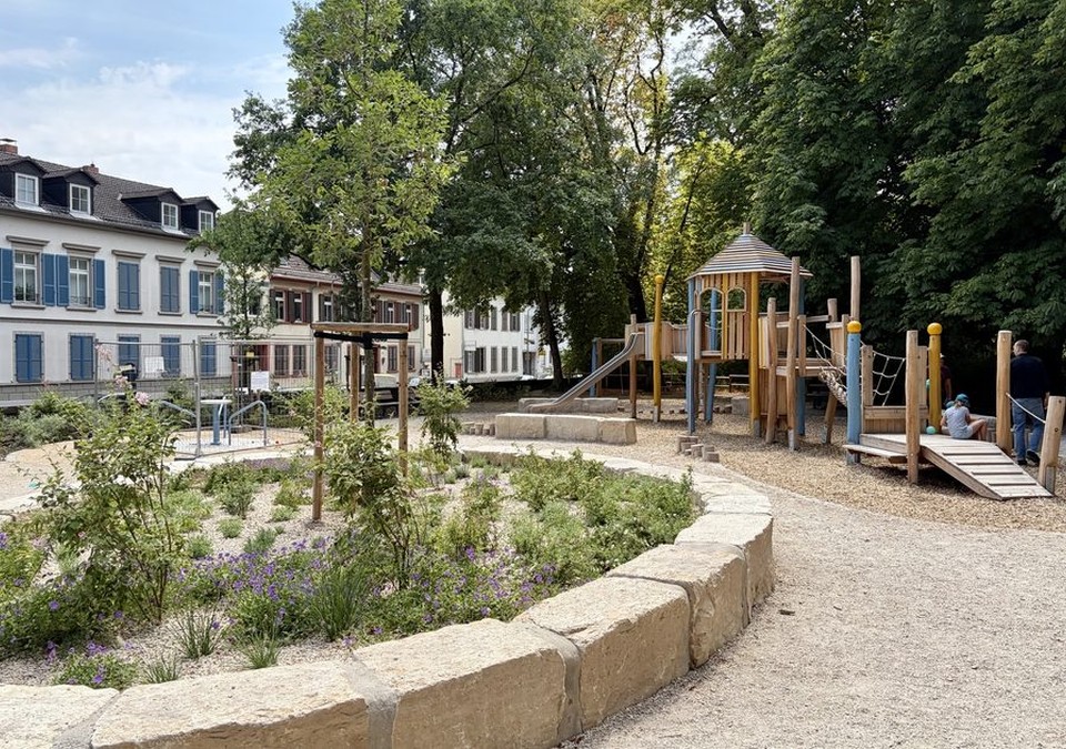 Spielplatz am Schlosspark Biebrich eröffnet: Neues Angebot für Kinder mit Schwerpunkt Inklusion