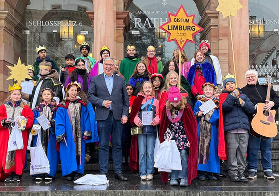 Sternsinger bringen Segen ins Rathaus und machen auf Kinderarbeit aufmerksam Sternsinger bringen Segen ins Rathaus und machen auf Kinderarbeit aufmerksam