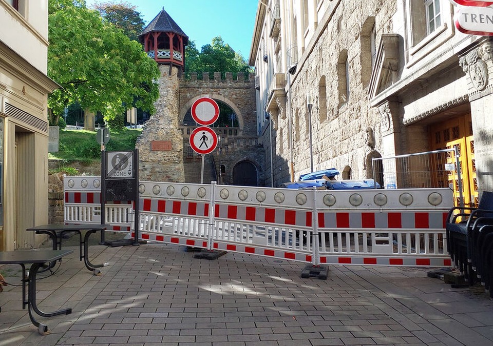 Teil einer Fensterbank löst sich: Straße Am Römertor und Zufahrt über Coulinstraße gesperrt