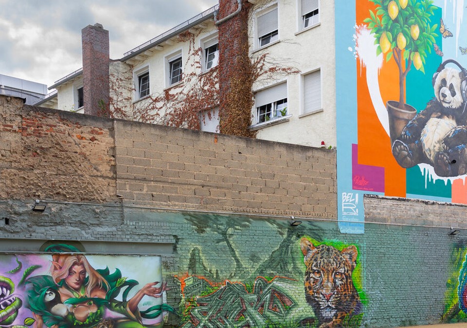 Temporärer Stadtgarten in Rüsselsheim entsteht auf ehemaliger Brandruine mit Graffiti und Sitzmöbeln