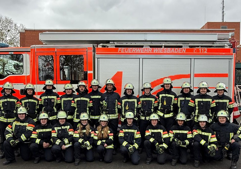 Wiesbaden bildet 23 neue Einsatzkräfte nach Unterbrechung der Grundausbildung aus Wiesbaden bildet 23 neue Einsatzkräfte nach Unterbrechung der Grundausbildung aus
