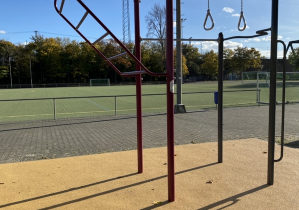 Wiesbaden eröffnet Calisthenics-Anlage und Basketballkorb am Sportplatz Amöneburg