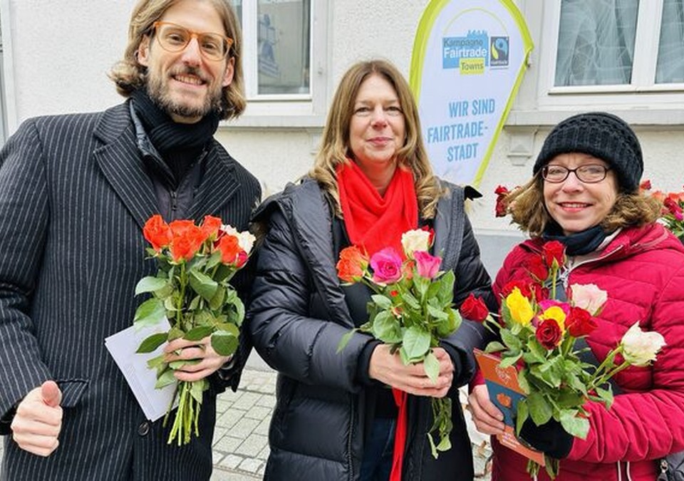 Wiesbaden verteilt Fairtrade-Rosen am Valentinstag und wirbt für fairen Handel Wiesbaden verteilt Fairtrade-Rosen am Valentinstag und wirbt für fairen Handel