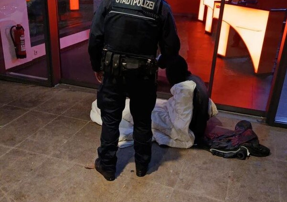 Wiesbadener Stadtpolizei reicht nachts heißen Tee und informiert über Hilfsangebote