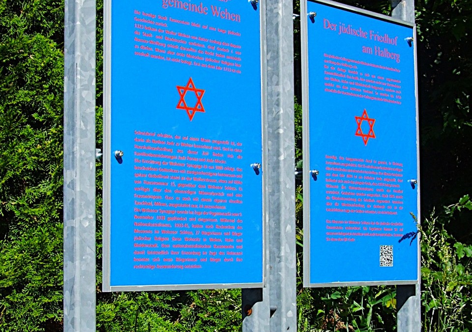 Zwei Tafeln und QR-Code informieren über jüdischen Friedhof am Halberg